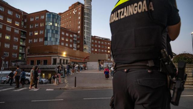 arios policías trabajan en el perímetro del hospital de Cruces, a 29 de septiembre de 2024, en Barakaldo, Vizcaya, País Vasco (España).  / EP