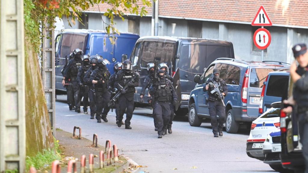 Un dispositivo de agentes de la Ertzaintza se prepara para detener a varias personas que participaron en la reyerta, a 30 de septiembre de 2024, en Barakaldo, Vizcaya, País Vasco (España)