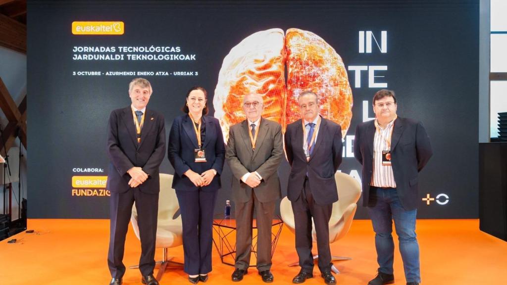 Joaquín Almunia, en el centro, en las jornadas tecnológicas de Euskaltel