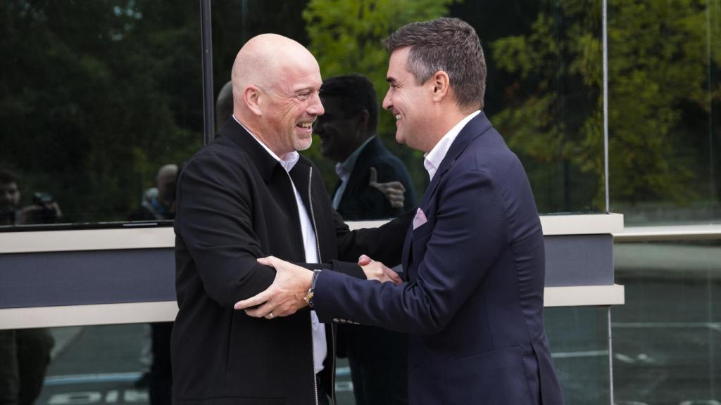 Bernd Krottmayer, director general de Mercedes Vitoria, con Imanol Pradales, lehendakari