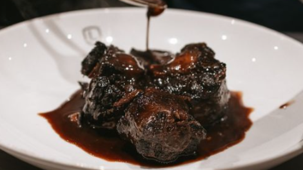 Rabo de toro, uno de los platos del restaurante vasco al que Dabiz Muñoz va cada domingo.