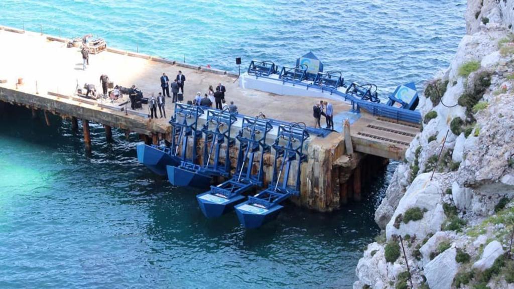 El dispositivo de Eco Wave Power, instalado en Gibraltar