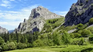 Parece Suiza: este es el parque natural más bonito de Euskadi que tiene una cueva en lo más alto