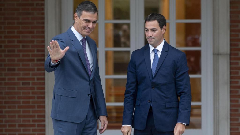 El presidente del Gobierno, Pedro Sánchez, recibe al lehendakari, Imanol Pradales, en La Moncloa, el 20 de septiembre de 2024