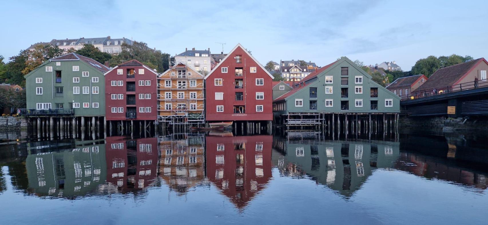 Casas reflejadas sobre las aguas del rio Nidelva / A. VIRI