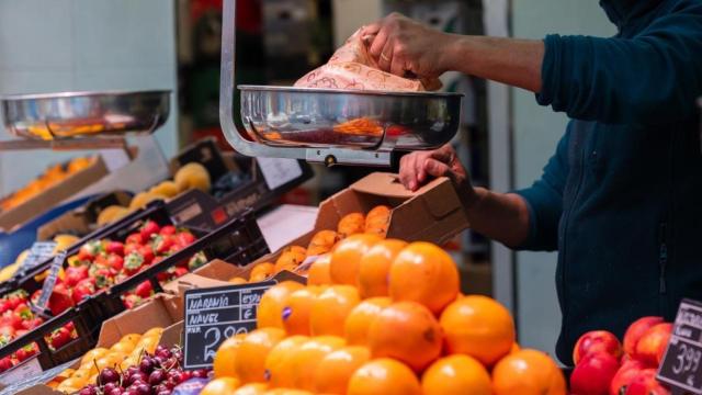 Puesto de fruta en un mercado  / SERVIMEDIA