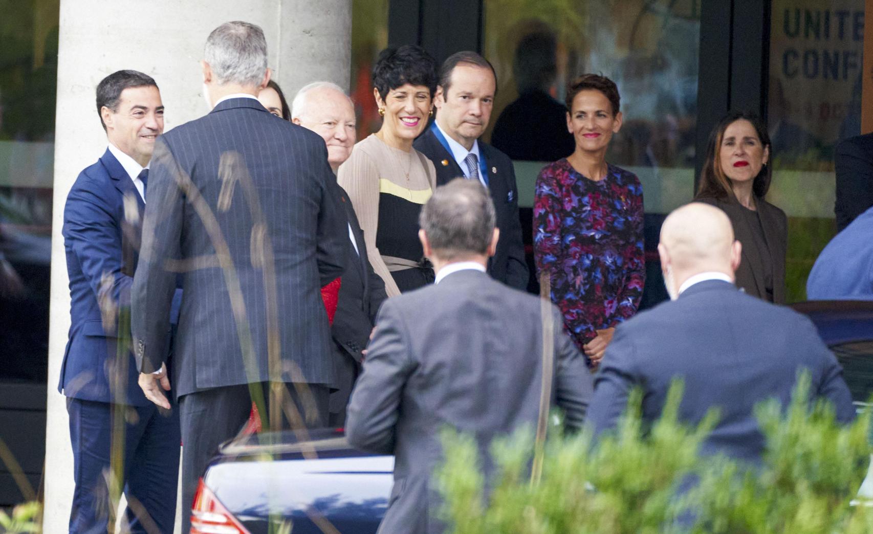 El rey Felipe VI es recibido por el lehendakari, Imano Pradales, a la entrada del Palacio Europa / L. RICO - EFE