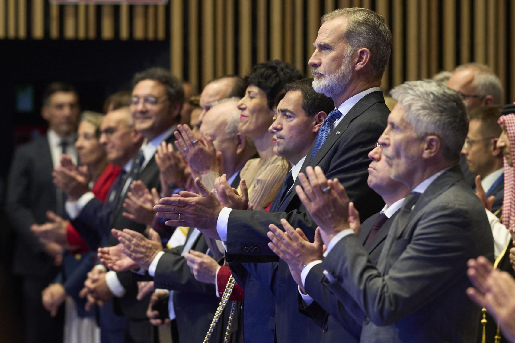 El rey Felipe VI, junto al lehendakari, Imanol Pradales, y el ministro del Interior, Fernando Grande Marlaska, entre otros / ADRIÁN RUIZ HIERRO - EFE