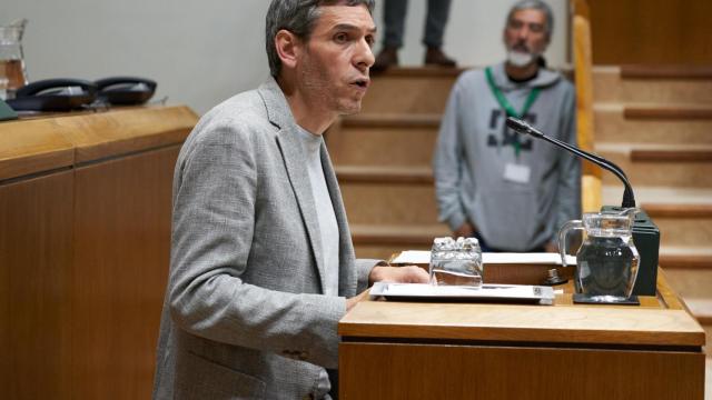 El parlamentario de Sumar, Jon Hernández, en el pleno de investidura del Parlamento vasco | Europa Press