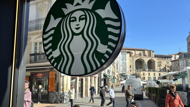 Nuevo local de Starbucks en Vitoria, frente a la Plaza de la Virgen Blanca | Crónica Vasca