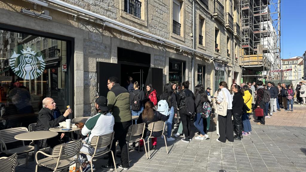 Un centenar de personas han acudido a la inaguración del local en Vitoria en la esquina de las calles Prado y Diputación | Crónica Vasca