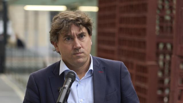 El secretario general del PSE-EE, Eneko Andueza, realiza unas declaraciones antes de participar en el pleno ordinario del Parlamento vasco / ADRIÁN RUIZ HIERRO