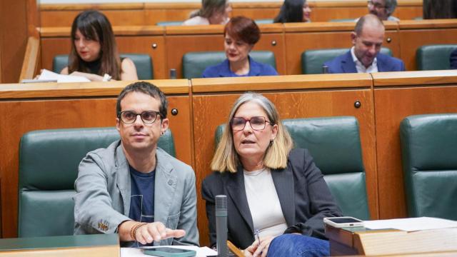 El portavoz parlamentario de EH Bildu, Pello Otxandiano y la portavoz en el Parlamento vasco, Nerea Kortajarena / IÑAKI BERASALUCE - EP