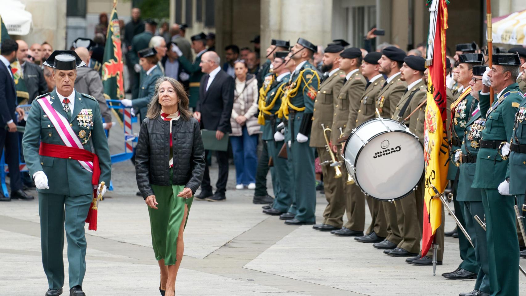 La Guardia Civil celebra el día de su patrona en la plaza de España de Vitoria / L. RICO - EFE