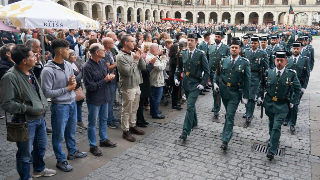 Acto de la Guardia Civil en Vitoria, por primera vez, fuera del cuartel de Sansomendi / L. RICO - EFE