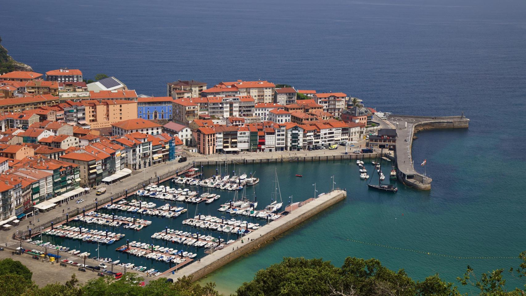 En los meses de verano, Lekeitio triplica su población de 7.000 vecinos habituales a cerca de 21.000 / OCEAN ECOSTRUCTURES