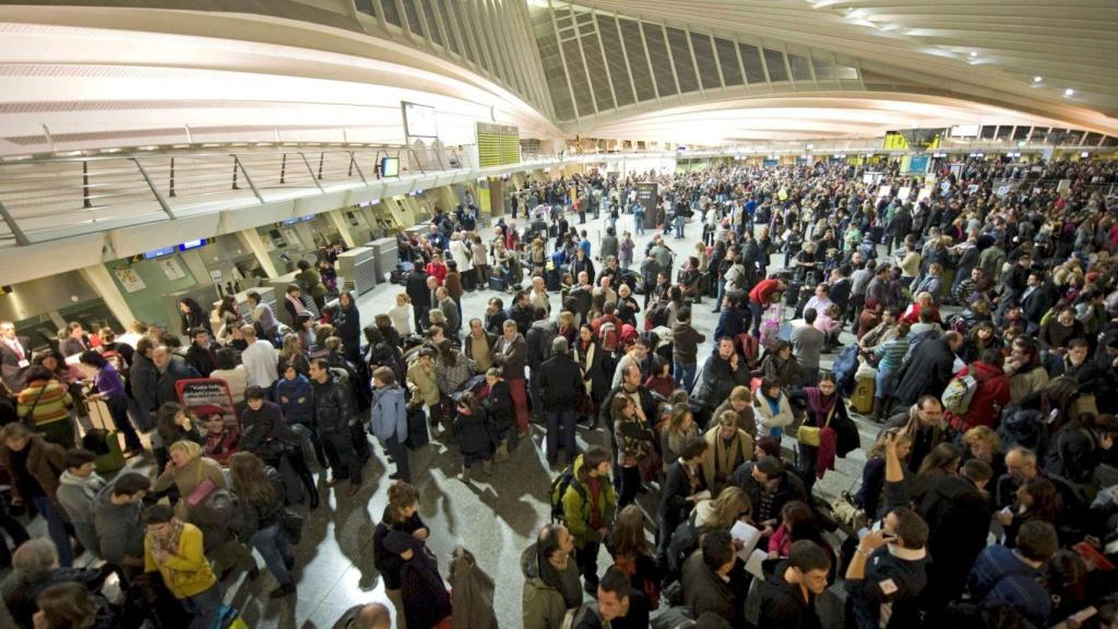 Pasajeros en el aeropuerto de Loiu, en Bilbao