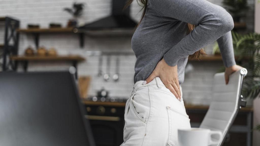 Una mujer hace ejercicios para calmar el dolor