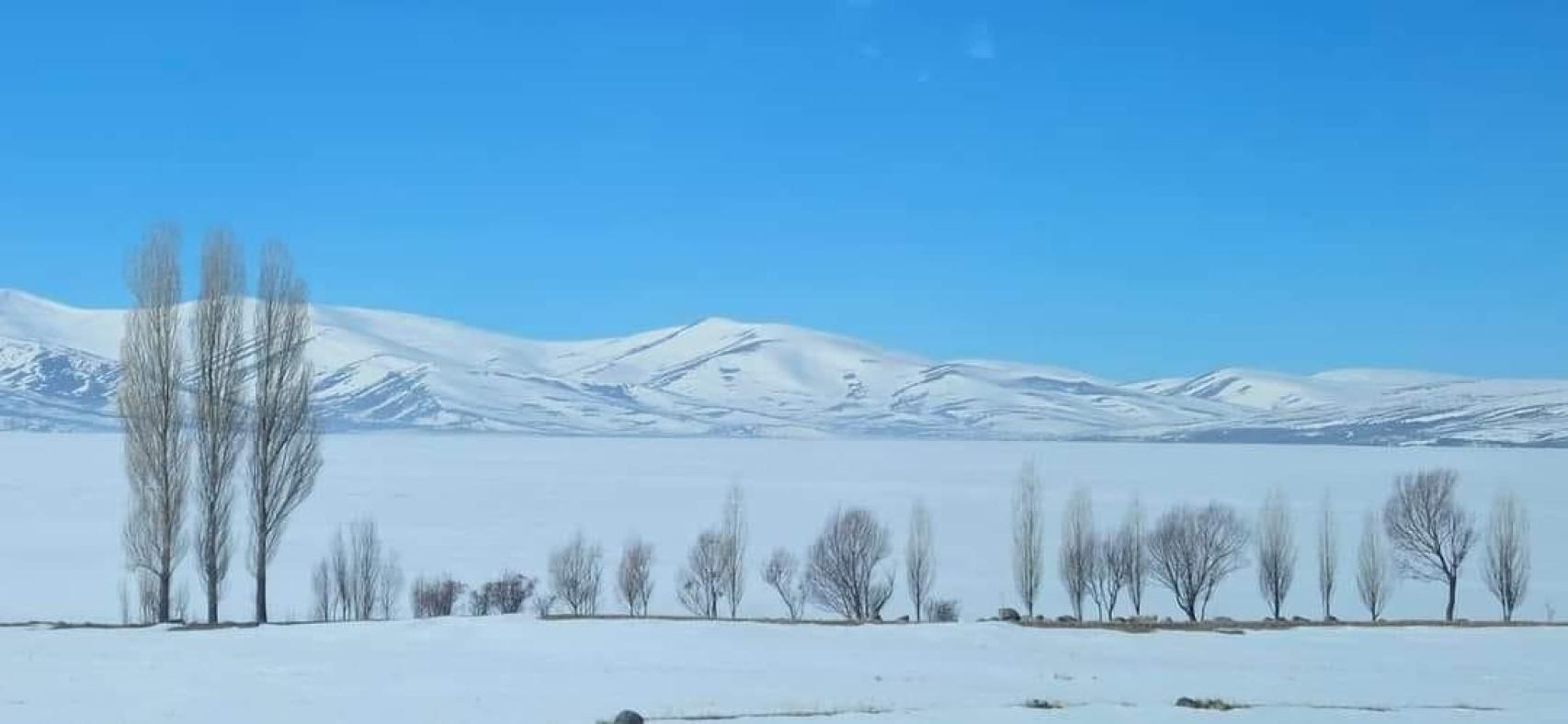 En extensión, Cildir no es el lago más grande de Turquía pero sí, posiblemente, el más asombroso. Las frecuentes temperaturas por debajo de los 20 grados permiten que se forme una gruesa capa de hielo de hasta 40 cm, capaz de soportar el peso de personas y animales / A. VIRI