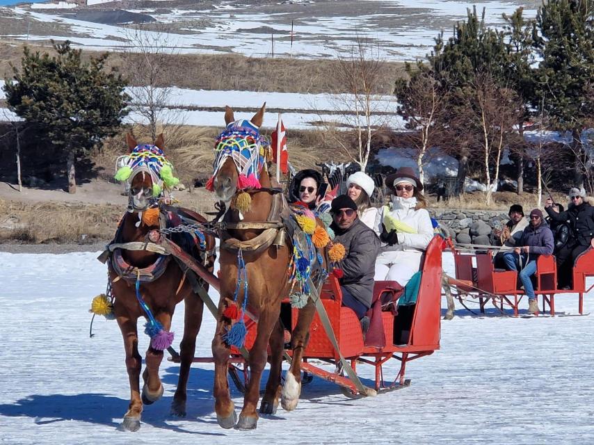 Rodeado de montañas y muy próximo a la frontera de Georgia y Armenia, el agua del lago, además de para el ocio en invierno, se usa para la irrigación / A. VIRI