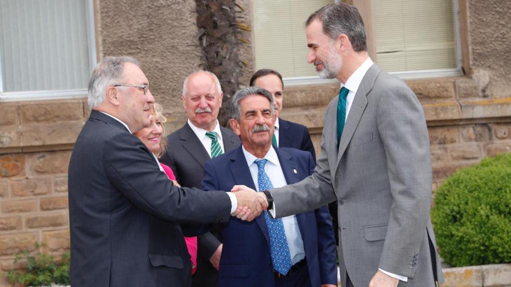 Jainaga saluda al rey Felipe VI en una visita a la planta de Sidenor Reinosa en 2018