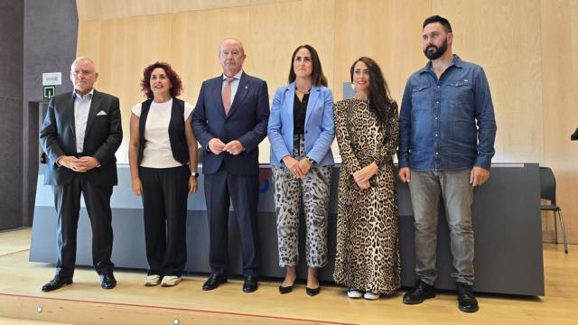 Foto de familia para dar a conocer el acuerdo de empleo en Bilboestiba con Mariabe Gato (segunda por la derecha), primera mujer en la plantilla fija de estiba de Bilbao