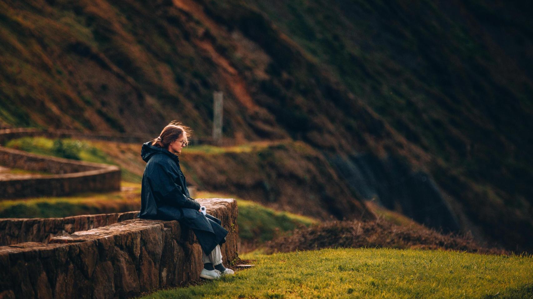 Una mujer en medio de la naturaleza.