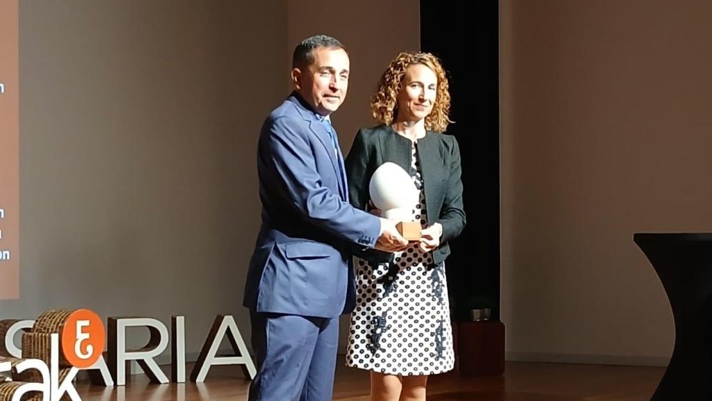 Sagredo recibe el premio Ekonomistak Saria de manos de Cristina Andrés Urarte, presidenta del Colegio Vasco de Economistas / EP