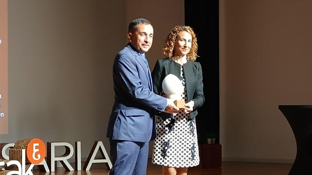 Sagredo recibe el premio Ekonomistak Saria de manos de Cristina Andrés Urarte, presidenta del Colegio Vasco de Economistas / EP