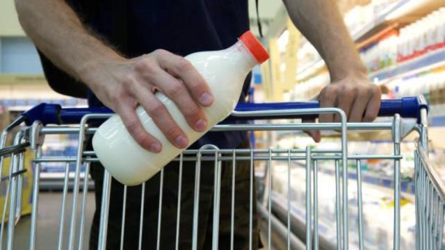 Un hombre escoge un tipo de leche.