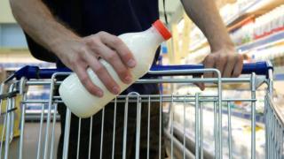 El origen de la marca blanca de Eroski: la empresa detrás de la leche que arrasa en Euskadi