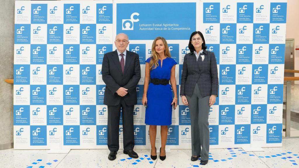 El excomisario europeo Joaquín Almunia junto a la presidenta de la AVC, Ainara Herce, y la presidenta de la CNMC, Cani Fernández.