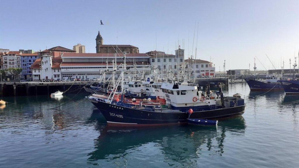 Barcos de pesca amarrados en el Puerto de Bermeo (Bizkaia) - EUROPA PRESS