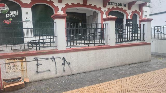 El PNV denuncia un ataque con pintadas en el batzoki de Barakaldo