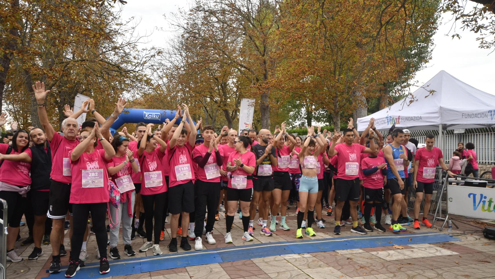 Quinta edición de la carrera solidaria contra el cáncer de mama celebrada este domingo en Vitoria.