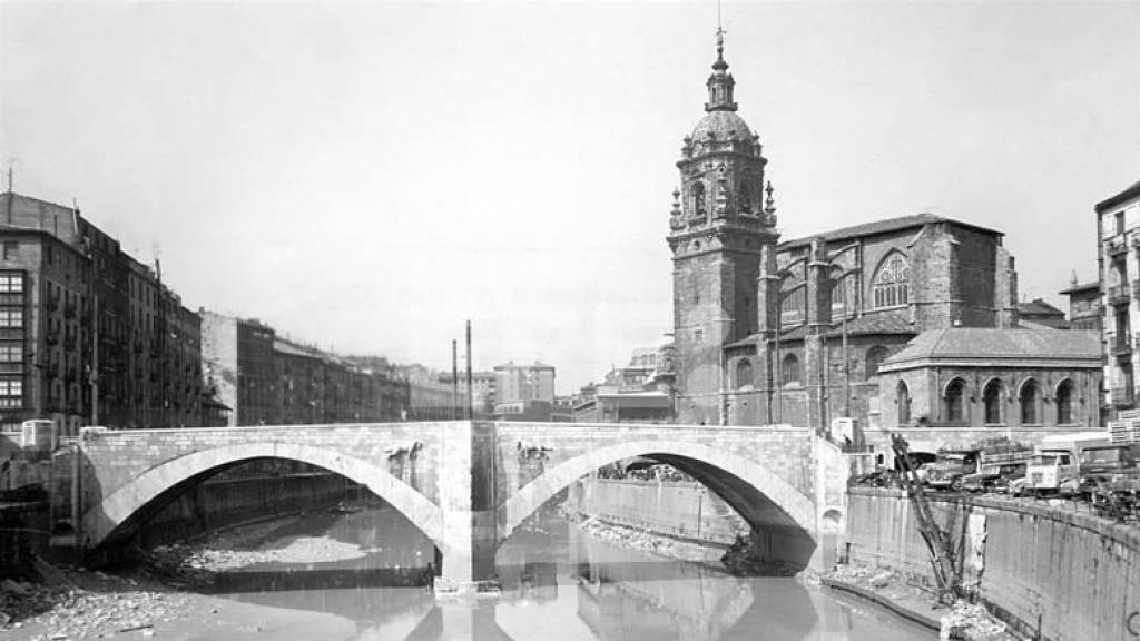 El puente y la iglesia de San Antón, en el año 1965.