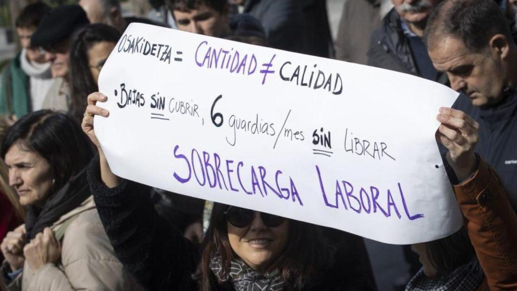 Manifestantes a favor de una mejora de Osakidetza