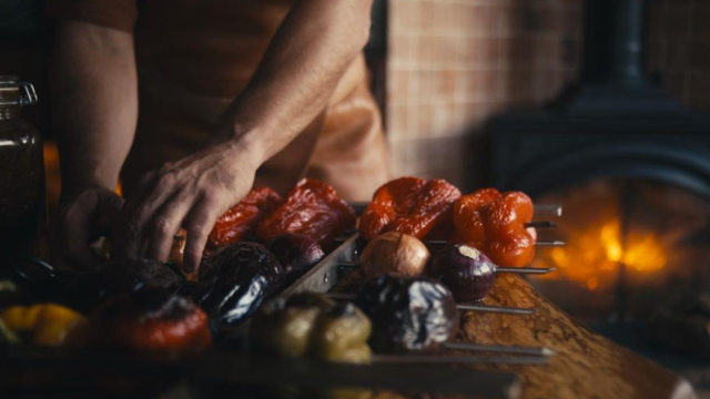 Un trabajador prepara la comida del restaurante.