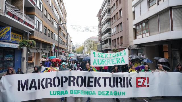 Cientos de personas durante una manifestación para exigir la paralización de los macroproyectos fotovoltaicos y eólicos en Álava, desde la plaza Bilbao.