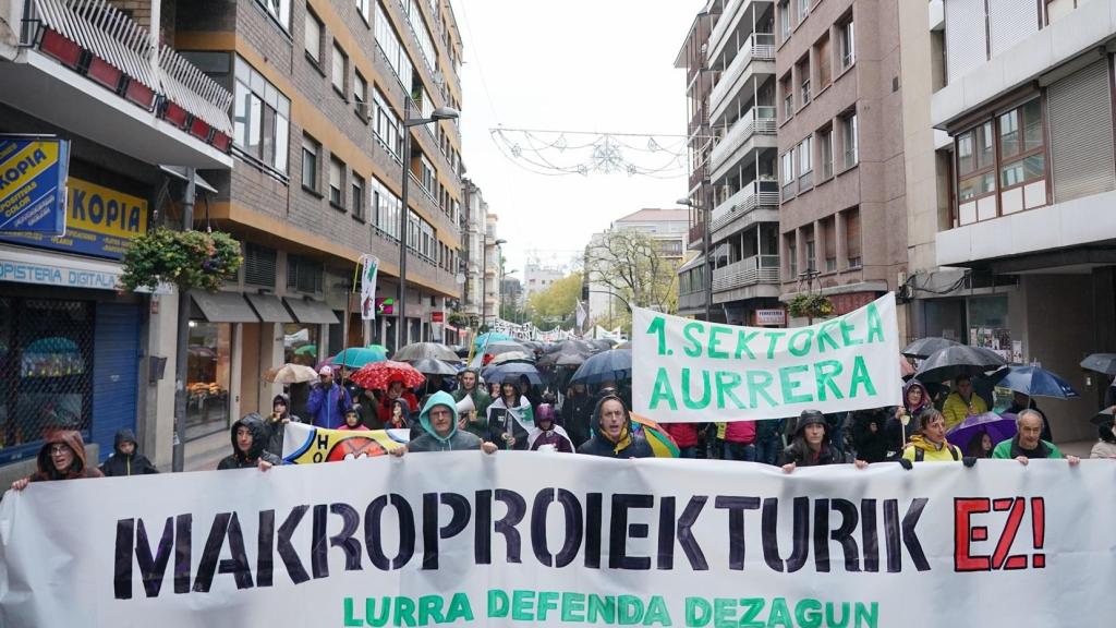 Cientos de personas durante una manifestación para exigir la paralización de los macroproyectos fotovoltaicos y eólicos en Álava, desde la plaza Bilbao.