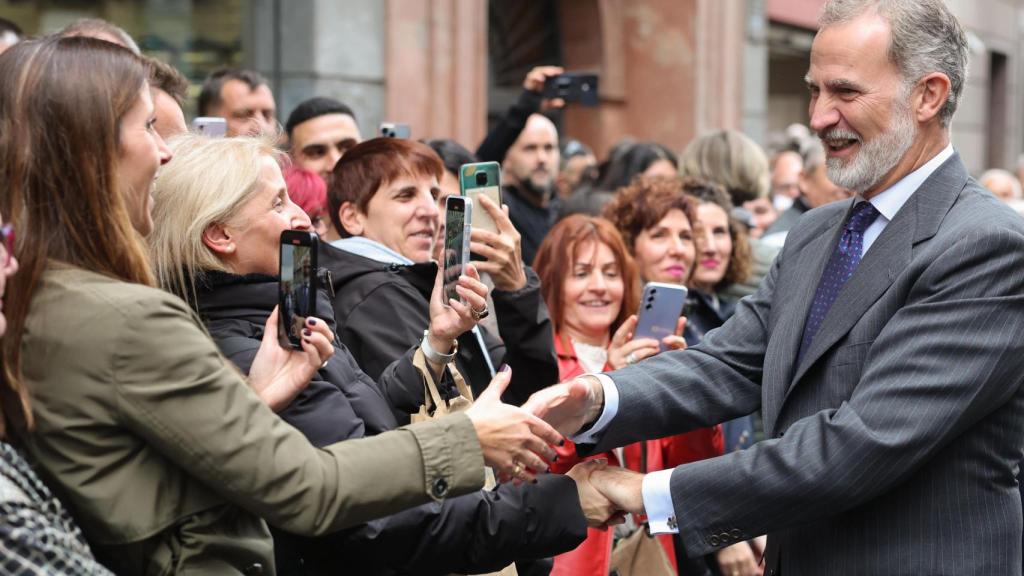 El rey Felipe VI saluda a asistentes tras el acto del club privado la Sociedad Bilbaina este lunes, en Bilbao