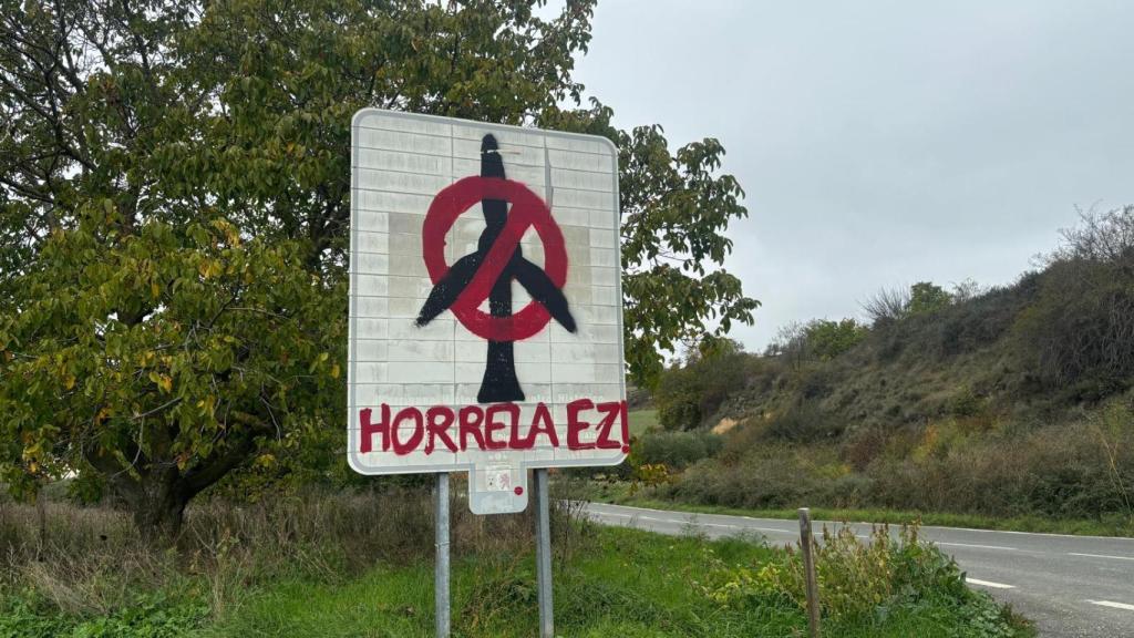 Cartel contra los parques eólicos situado en la entrada de Labraza