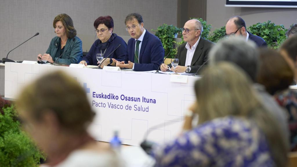 El Consejero de Salud, Alberto Martínez durante la tercera reunión del Pacto Vasco de Salud / ADRIÁN RUIZ HIERRO - EFE