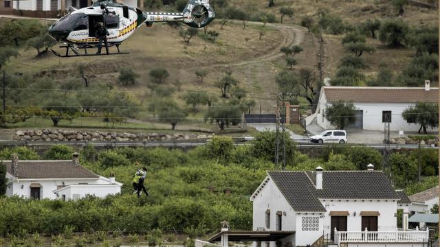 Agentes de la Guardia Civil rescatan con un helicóptero a varios vecinos / JORGE ZAPATA - EFE