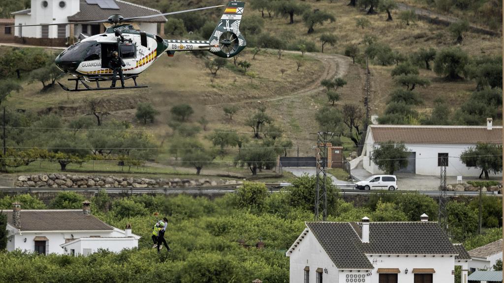 Agentes de la Guardia Civil rescatan con un helicóptero a varios vecinos / JORGE ZAPATA - EFE