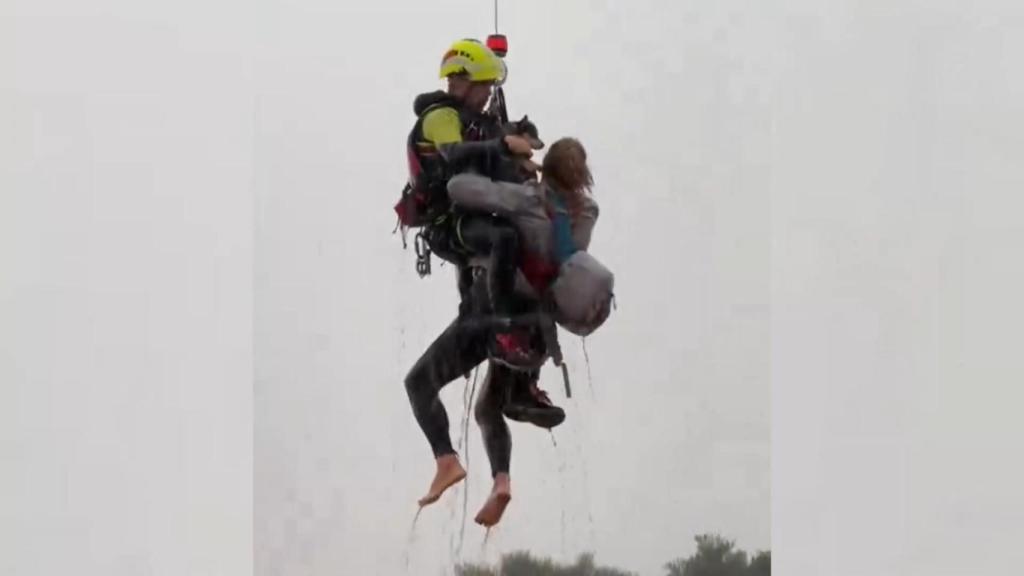 Captura de un video facilitado por la UME del rescate de una mujer con sus mascotas de su casa de madera en Utiel