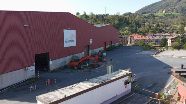 Los trabajadores ya han comenzado a limpiar los alrededores de la fábrica.