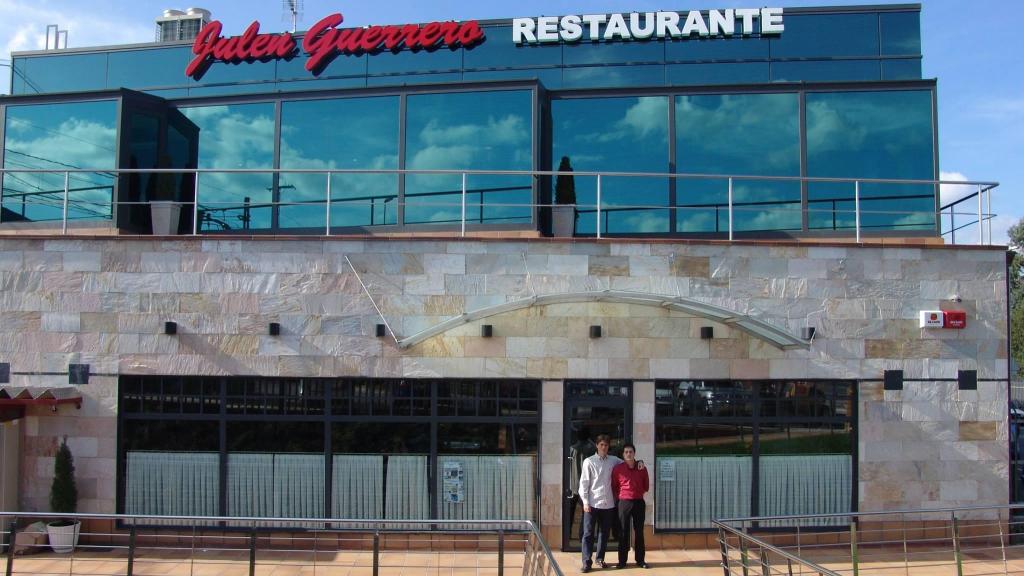 Julen Guerrero , en la parte inferior de la imagen, posa delante del restaurante.