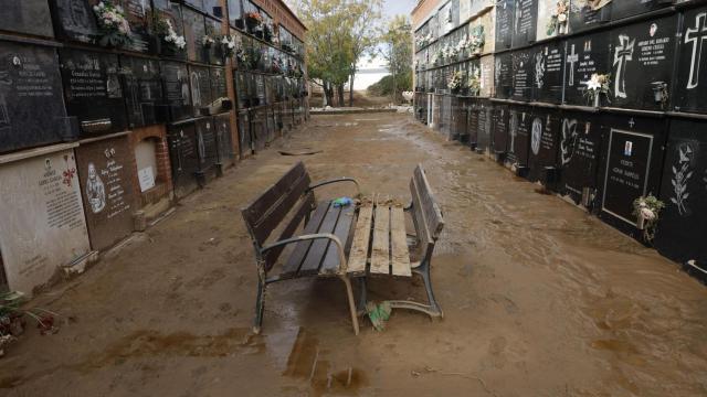 Destrozos por la DANA en el cementerio de Alfafar, Valencia / EFE