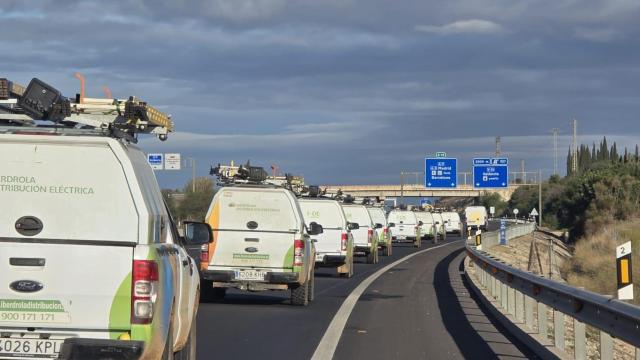 Caravana de vehículos de Iberdrola en dirección a Valencia para ayudar a restablecer el suministro eléctrico tras la DANA